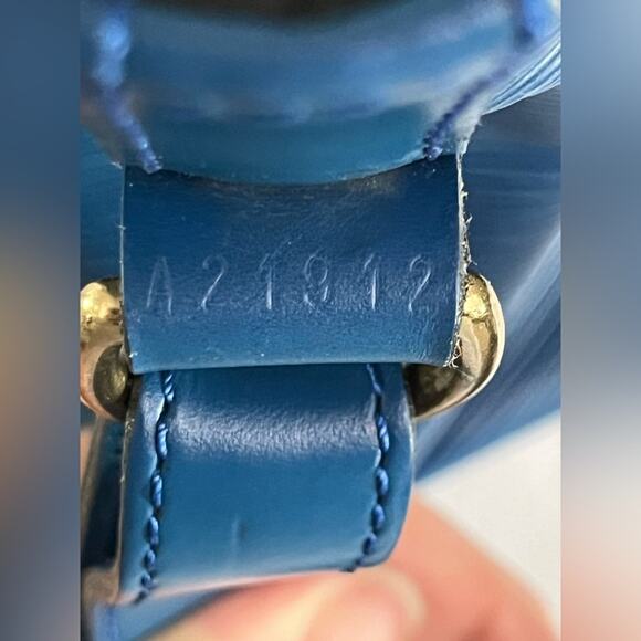 Louis Vuitton Petit Noé Blue Epi Leather Bucket Bag With Dust Bag Made in France - Picture 3 of 16